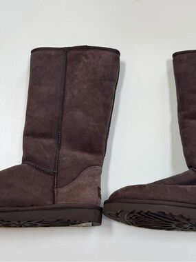 UGG Black Rubber Logo Sole Detail
